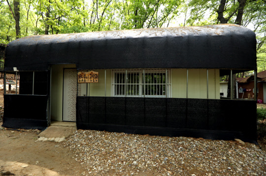 구로구가 반딧불이 관찰 프로그램을 운영한다. 구로구는 &quot;도시 생태계의 생물 다양성을 증진하고 아이들에게 자연 학습 체험의 기회도 제공하고자 반딧불이를 인공 증식해 관찰하는 프로그램을 운영한다&quot;고 8일 밝혔다. 반딧불이 증식장. 구로구 제공